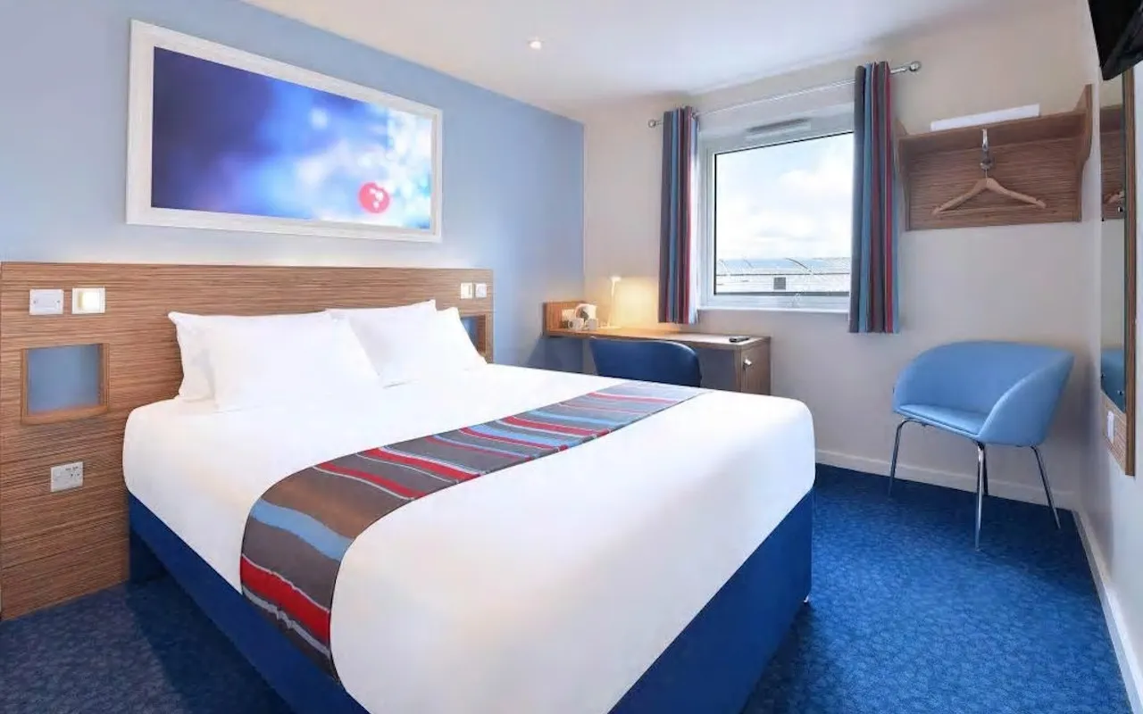 Hull Travelodge hotel room