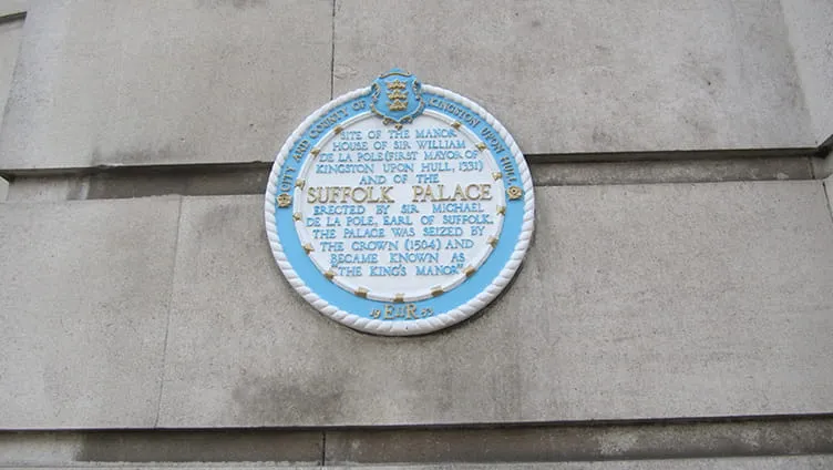 A blue plaque on a building in Hull